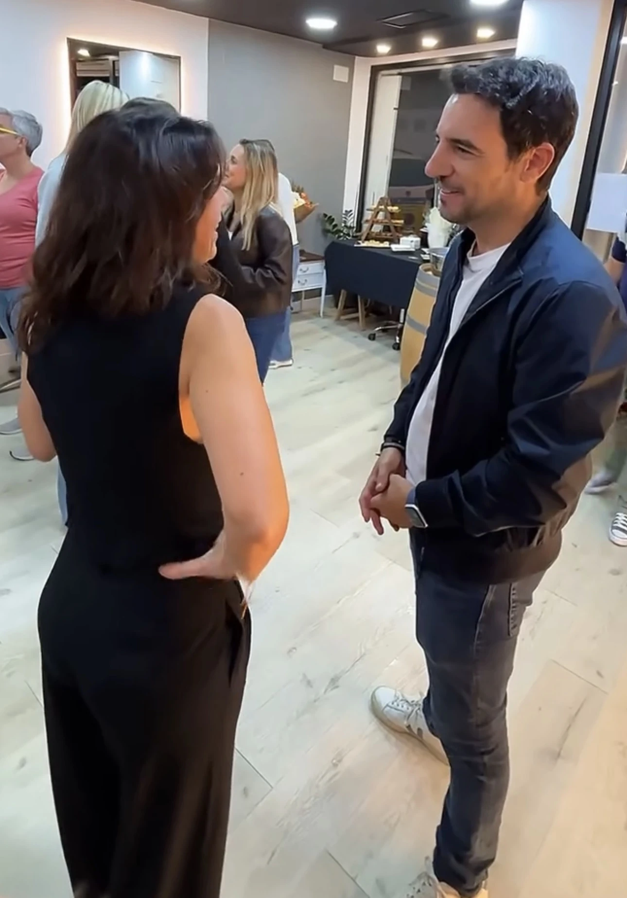 El alcalde de Castelldefels felicitando a Perruqueria Lydia por su 30 aniversario